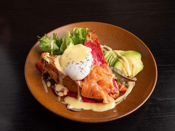 I'm Thankful for Today - Круассан с лососем, авокадо, свекольным кремом и яйцом пашот
