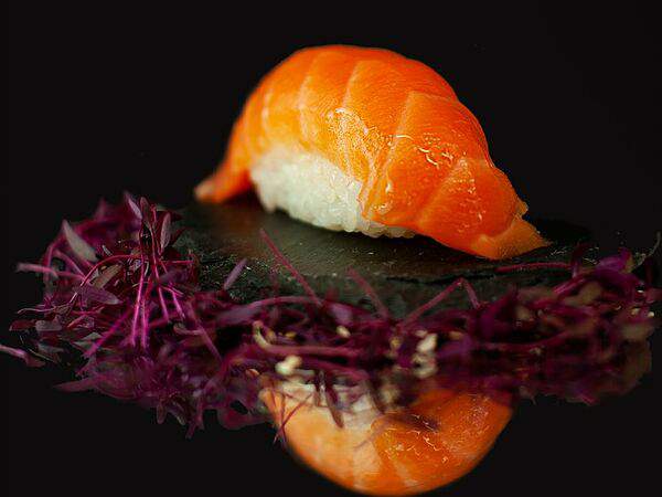 Pelican - Суши - нигири с лососем