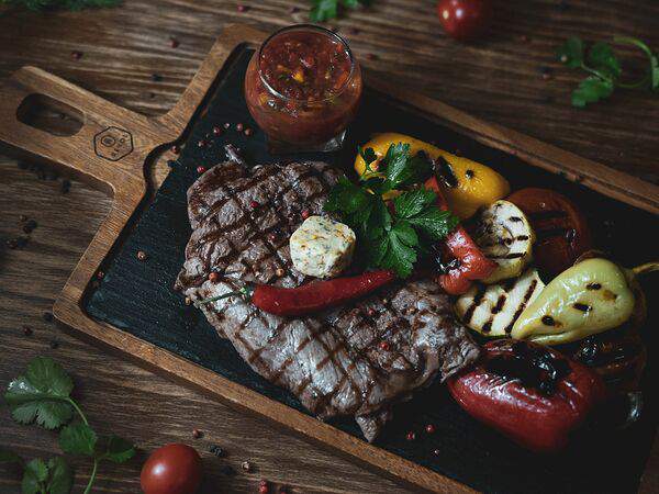 Золотая империя - Стейк Томагавк с соусом сальса