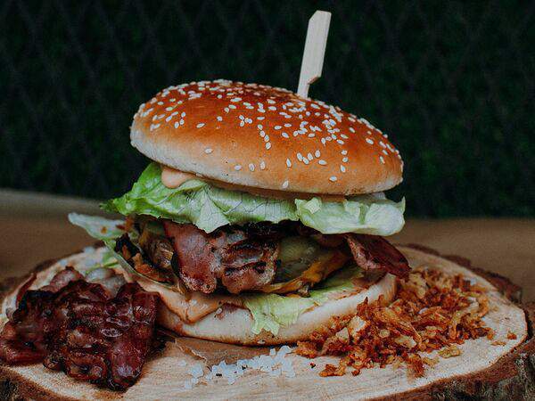 В кульке - Бургер с яйцом и беконом