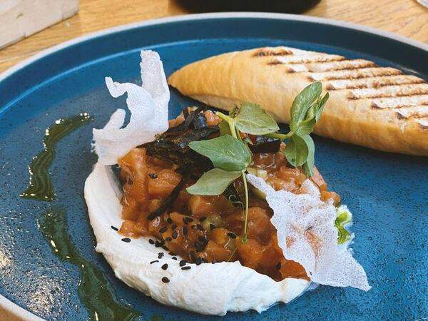 Винная кухня - Тартар с семгой и муссом Филадельфия