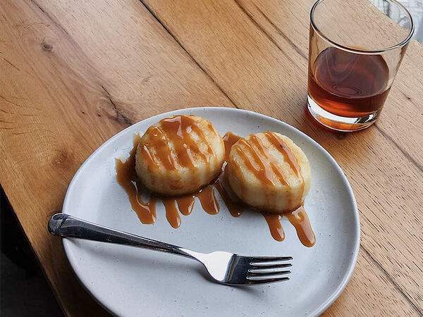 Молоко кофе сахар - Пара сырников со сметаной и вареньем