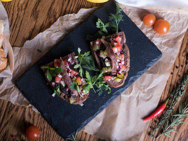 Philosophia Life - Брускетта с анчоусами и оливками