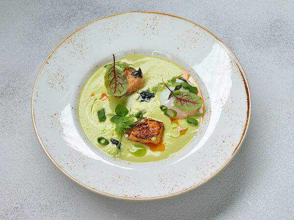 Базилик - Крем-суп из цукини с лососем и термальным яйцом