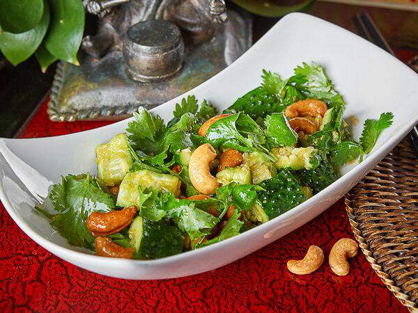 Китайская грамота - Салат из битых огурцов с кинзой и кешью