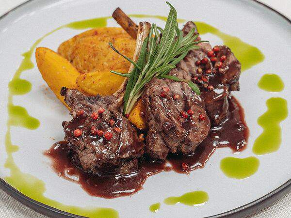 Салтанат сарайы - Бараньи рёбрышки с запеченным картофелем