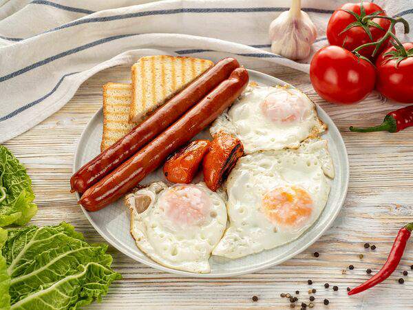 На углу - Колбаска, яичница и хрустящий тост