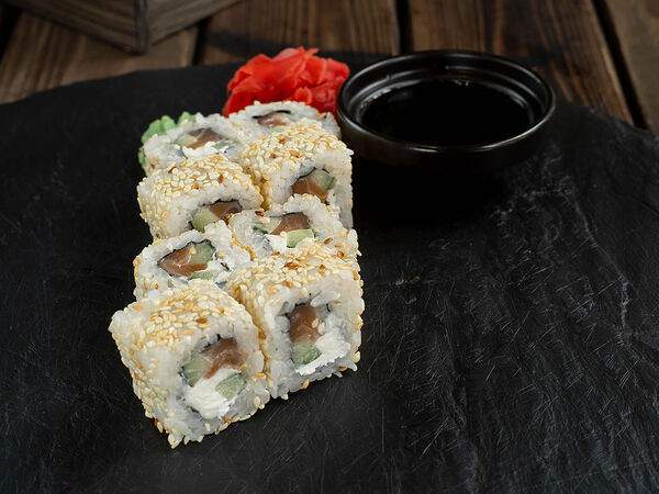 Крафт-кафе Вжарим - Ролл Калифорния с лососем в кунжуте