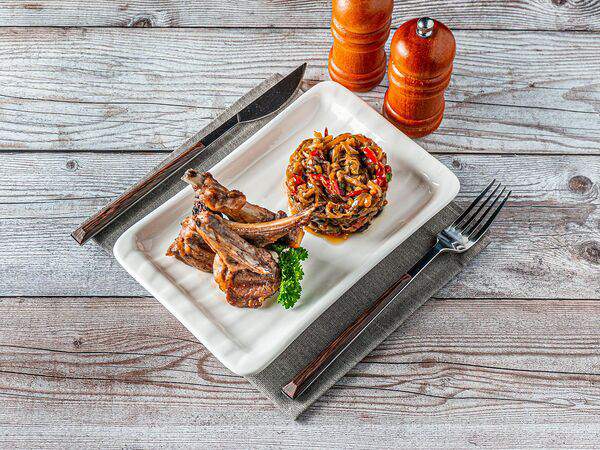 Ресторан Емеля - Каре ягненка на овощном соте