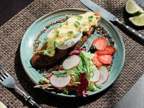 Кофейня 8512 - Яйцо бенедикт с семгой и авокадо