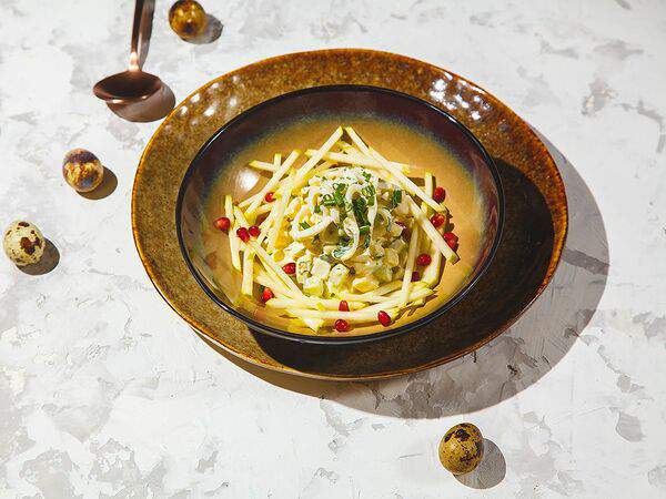 Легенды юга - Салат с кальмаром, яблоком и яйцом