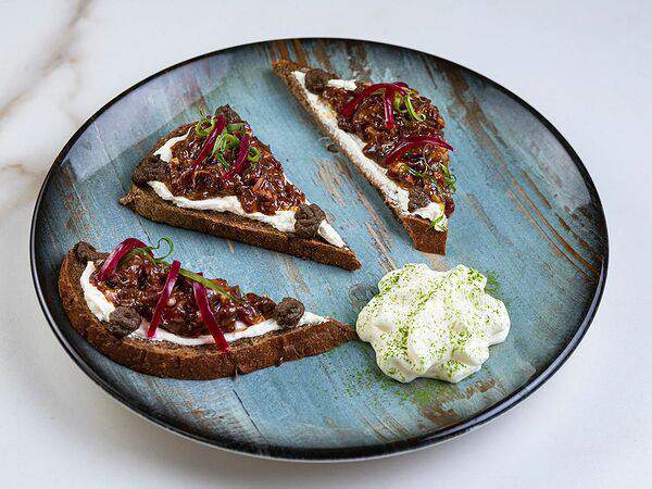 Holy place - Тартар из телятины с трюфельным кремом и муссом сулугуни