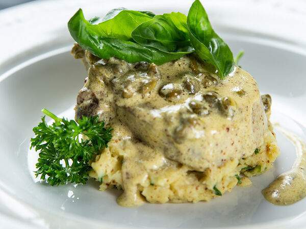 Золотой гребешок - Говяжий язык с толченым картофелем и горчичным соусом