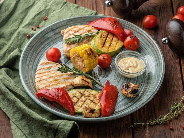 Дело не в вине - Куриная грудка с овощами гриль и медово-горчичным соусом
