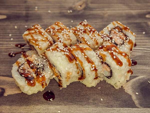 Неместные. Доставка еды и напитков - Ролл темпура Лосось в шубе