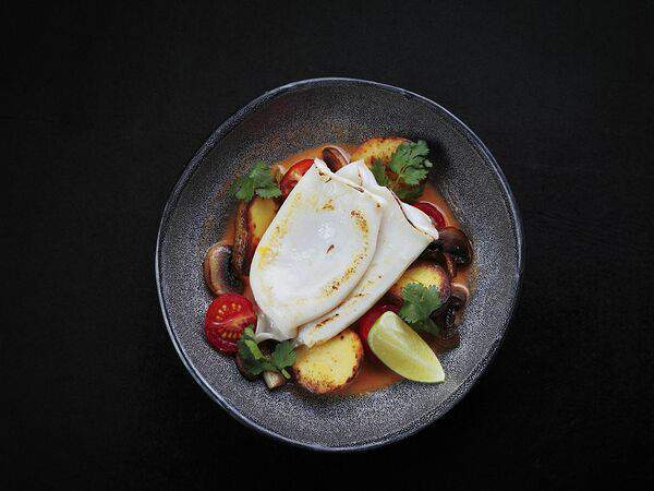 Sushi maki - Кальмар с овощами и бульоном том ям