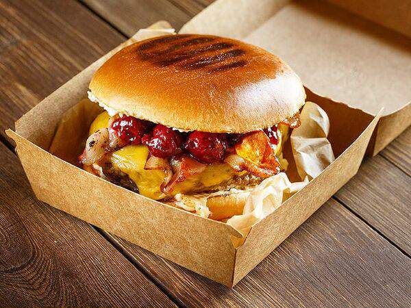 Собака на пене - Бургер с вишневым соусом и жареным беконом