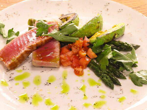 Dorada Rada - Тунец со спаржой и авокадо на гриле