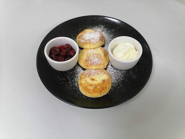 Roots - Сырники домашние с ягодным соусом