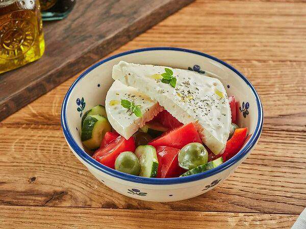 Сыроварня - Салат из помидоров и огурцов с брынзой (Греческий)