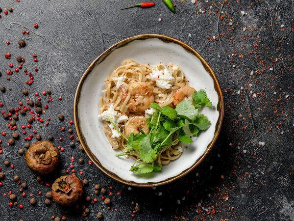 Spicy Band - Вок Лапша в сливочном соусе с креветками