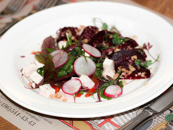 Гостевая изба - Салат из печенной свеклы и монастырского сыра
