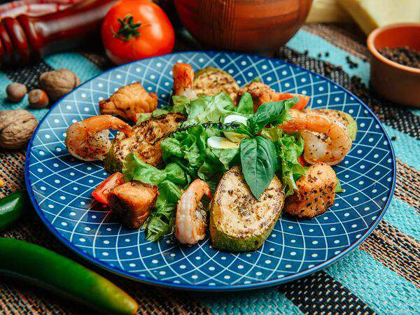 Hurma - Теплый салат с креветками и лососем