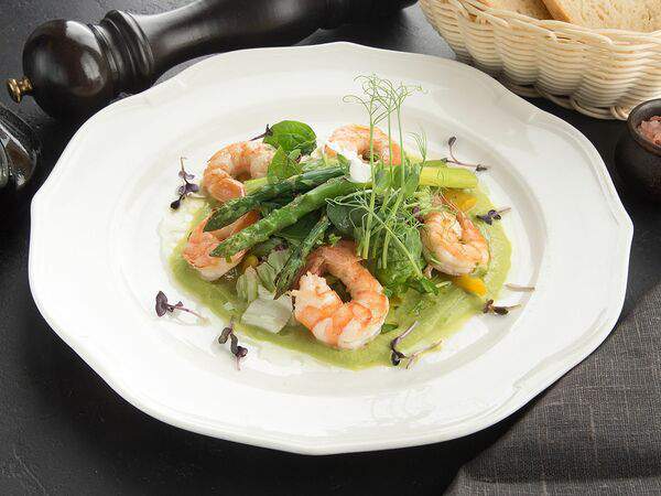 La Scala Trattoria Ignazio - Салат с креветками, кремом из зеленой спаржи, жареным перцем, спаржей гриль и кисло-сладким соусом с лимоном