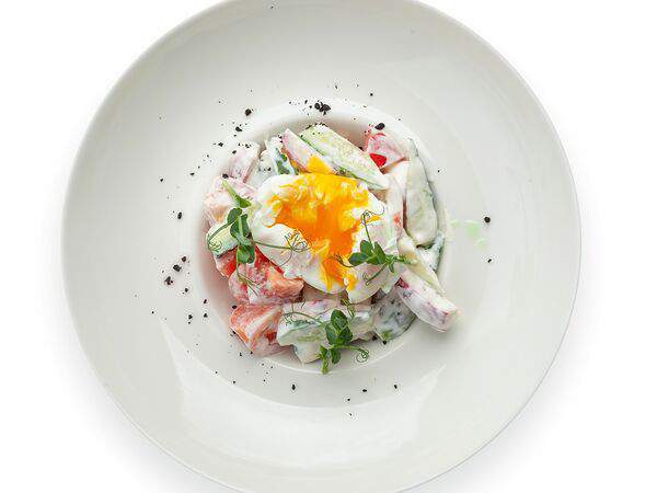 Da - Салат из овощей со сметаной и яйцом пашот