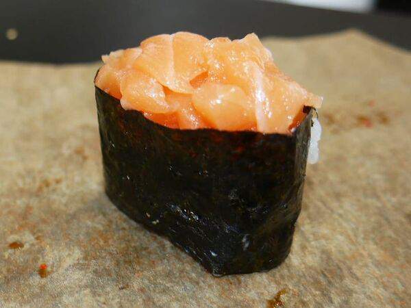 Kaikan - Гункан с лососем