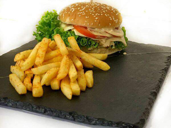 Pizza Luigis - Чикенбургер с фри