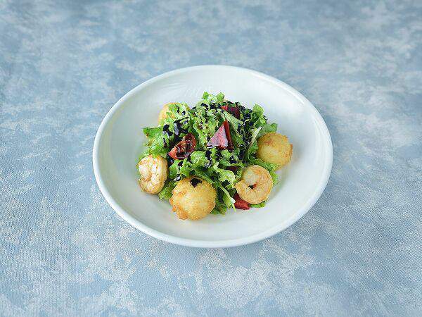 FoodHome - Салат с чизболами и креветкой во французском дрессинге