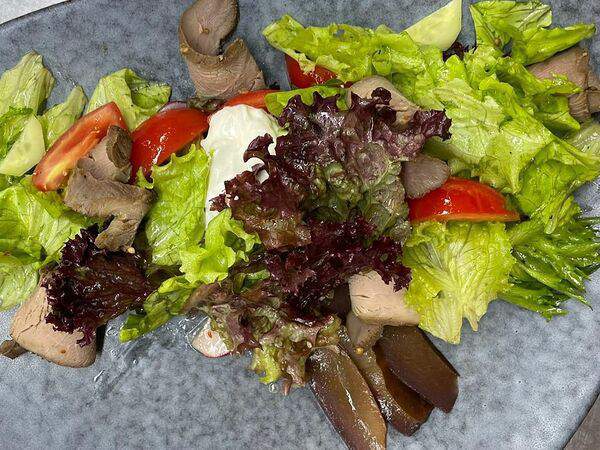 Ресторан Строгов - Зеленый салат с подкопченной утиной грудкой и грушей, томленной в вине