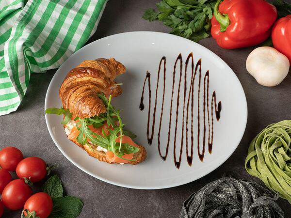 Caffe47 - Круассан с лососем