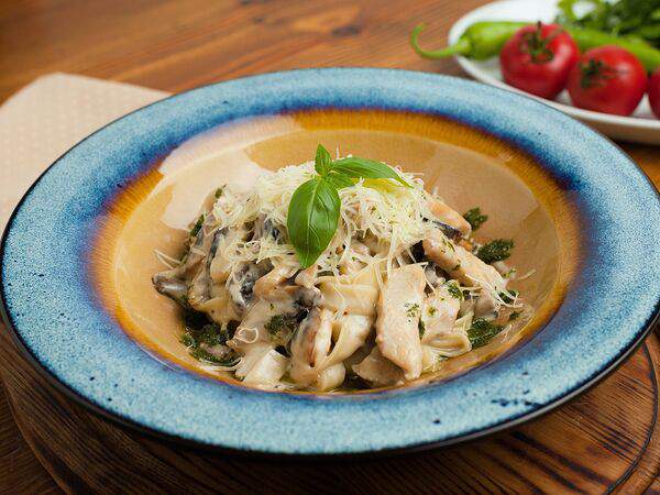 Трапеза - Феттуччине с курицей и грибами