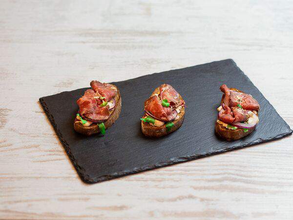 Васильки - Брускетты с ростбифом