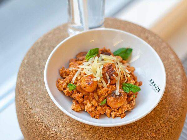 Zanoza Open Bar - Ньокки болоньезе с курицей