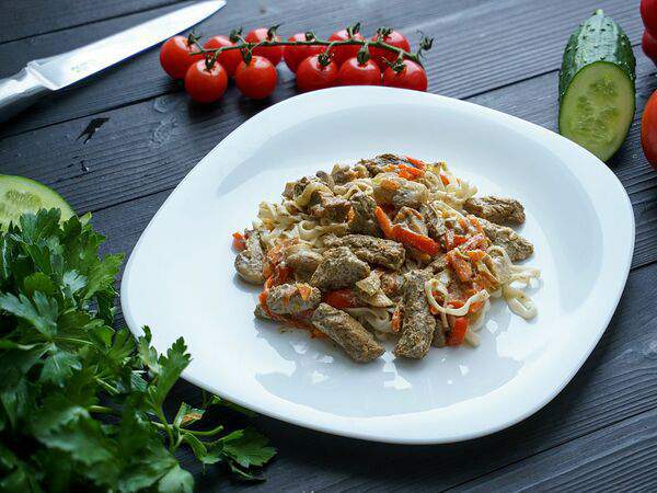 Готовим за вас - Лапша с говядиной в сливочном соусе