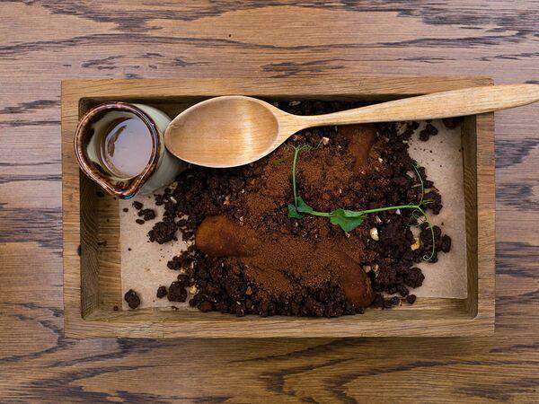 Столица деревень - Картофельная грядка с соусом из ирисок и пряничной землей на сливочном муссе