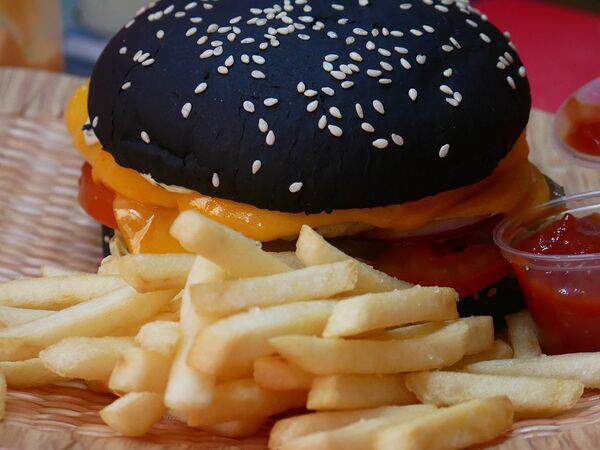 Kaikan - Черный бургер с курицей и картошка фри