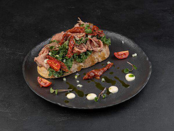 Театральный буфетъ - Брускетта с ростбифом и вялеными томатами