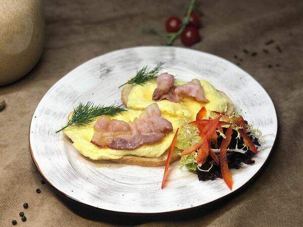 Baranka cafe & bar - Скрэмбл на чиабатте с беконом