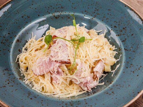 Шкаф - Тальятелле с соусом карбонара и сыром пармезан