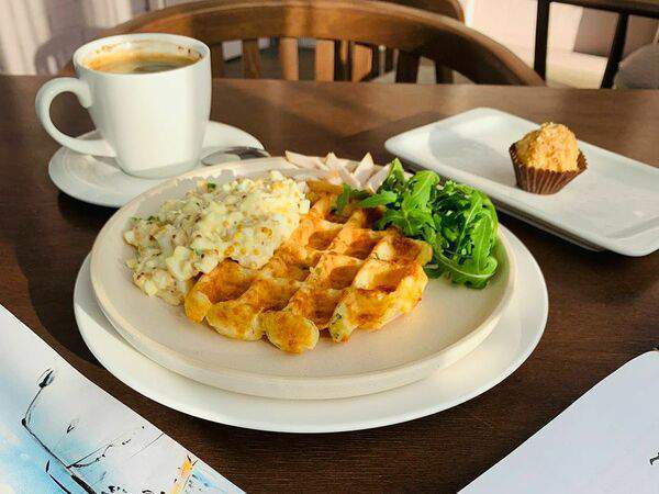 Гранфорт - Сырные вафли с яичным салатом и копчёной курицей