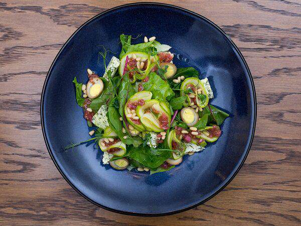 Столица деревень - Салат в деревенском стиле с калеными яйцами и кедровым орехом под заправкой из зернистой горчицы