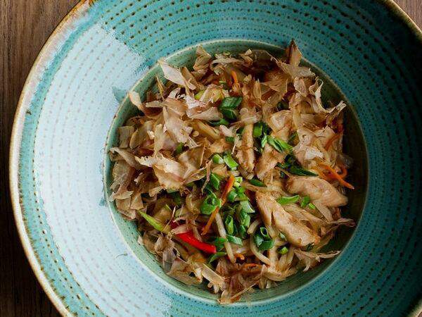 Maru - Вок лапша с куриным филе, живой стружкой тунца и соусом терияки