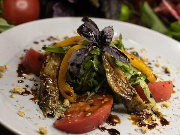 Кафе La Manana - Салат с запеченными баклажанами