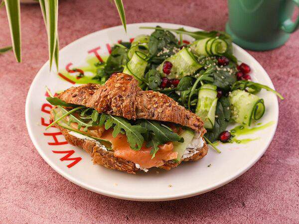 Clearbarn - Круассан с лососем и зеленым салатом