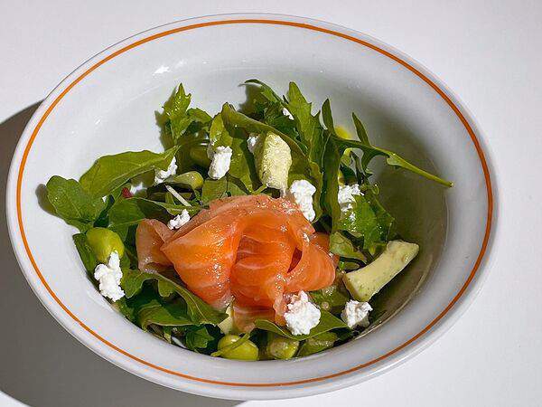 Not for Sale Studio - Свежий салат с лососем, авокадо, бобами эдамаме и брынзой