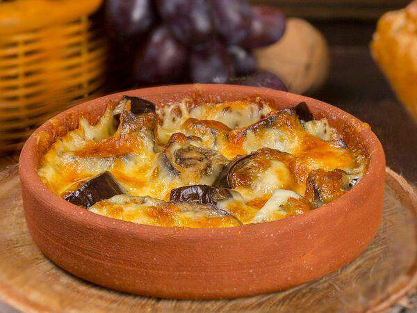 Михас - Запеченный сулугуни с томатами и баклажанами